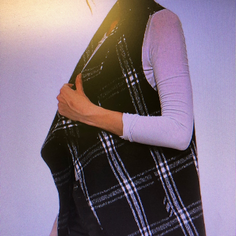 Black and white vest. - Picture 5 of 5